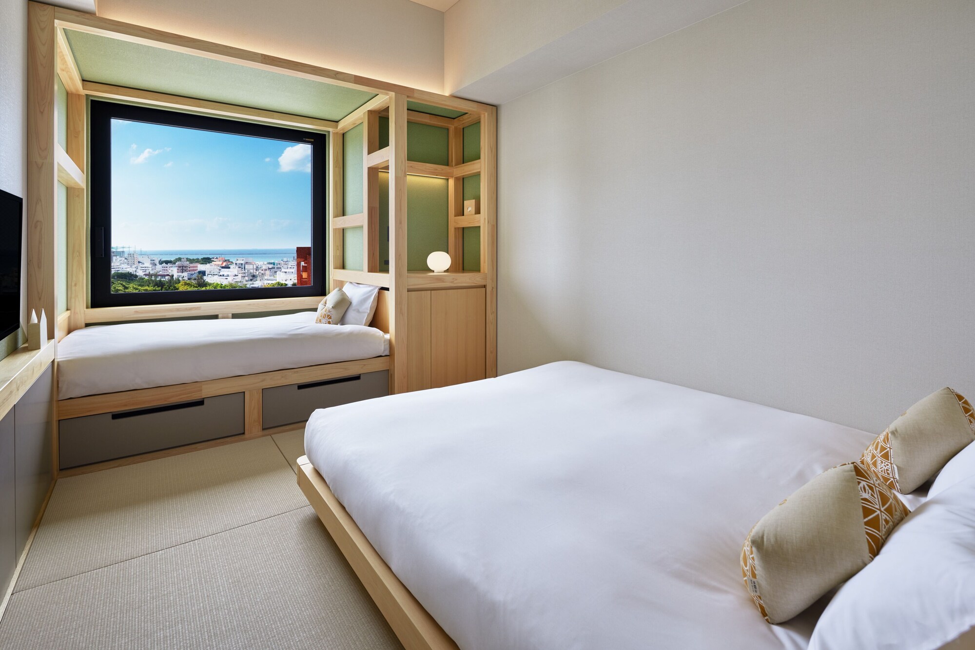 ROOM, QUEEN BED, SOFA