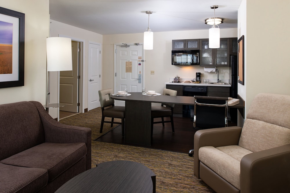 CANDLEWOOD SUITES OLATHE 40/56