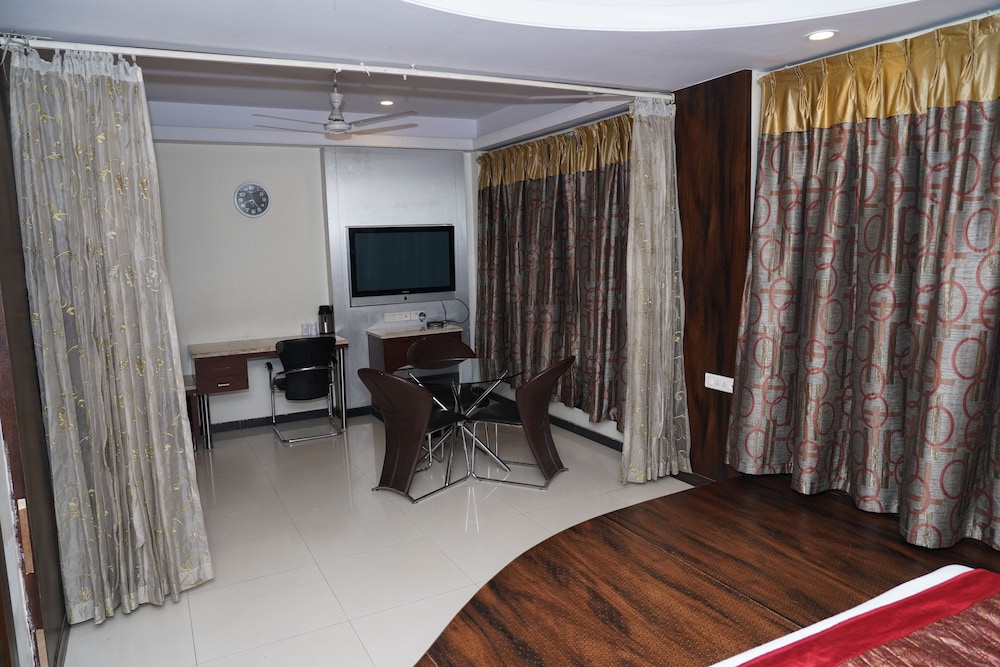 OYO Premium Paldi Cross Road 70/75