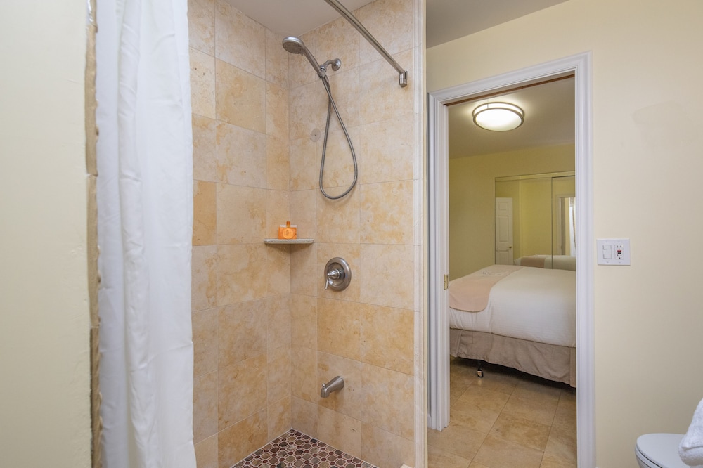 Vendange Carmel Inn and Suites 28/55