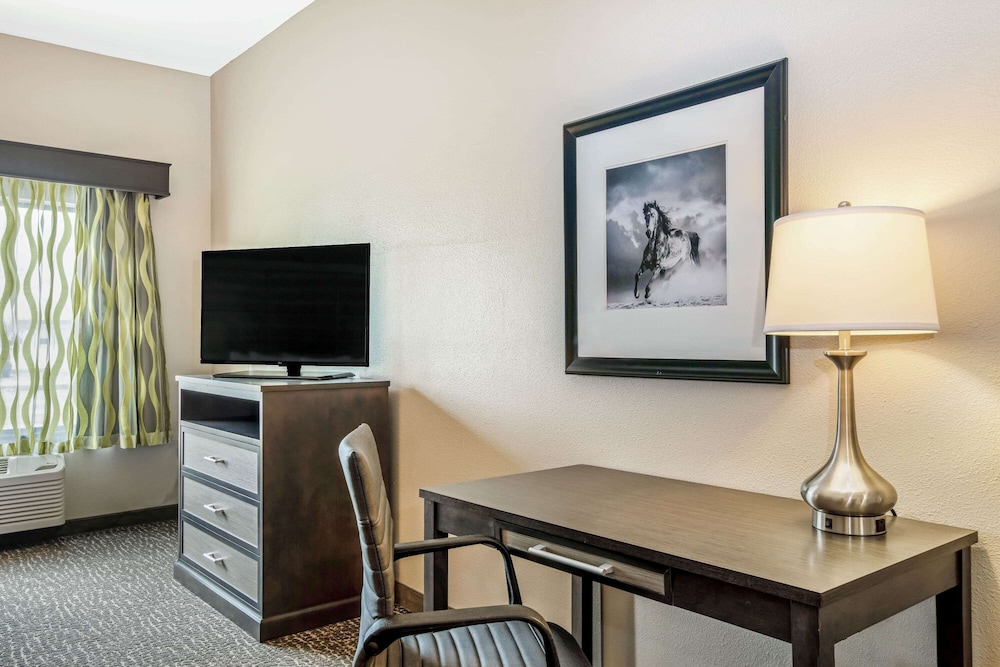 La Quinta Inn & Suites by Wyndham Kearney 40/45