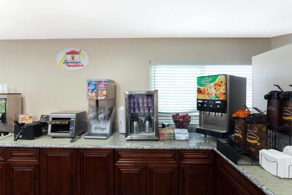 Super 8 by Wyndham San Diego Hotel Circle 34/58