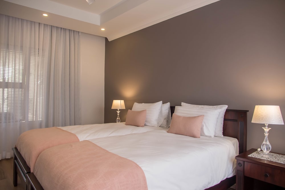 Sapphire, Twin Beds