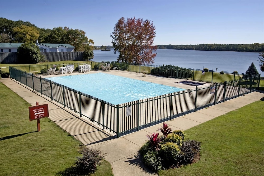 Super 8 by Wyndham Riverside AL 42/44