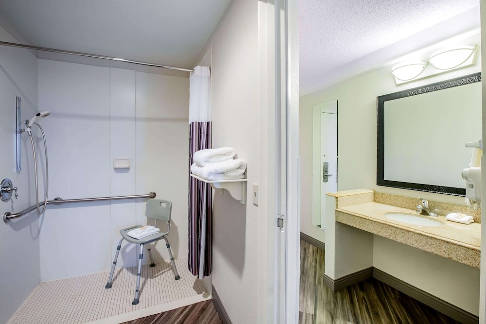 La Quinta Inn & Suites by Wyndham Houston Baytown East 21/47
