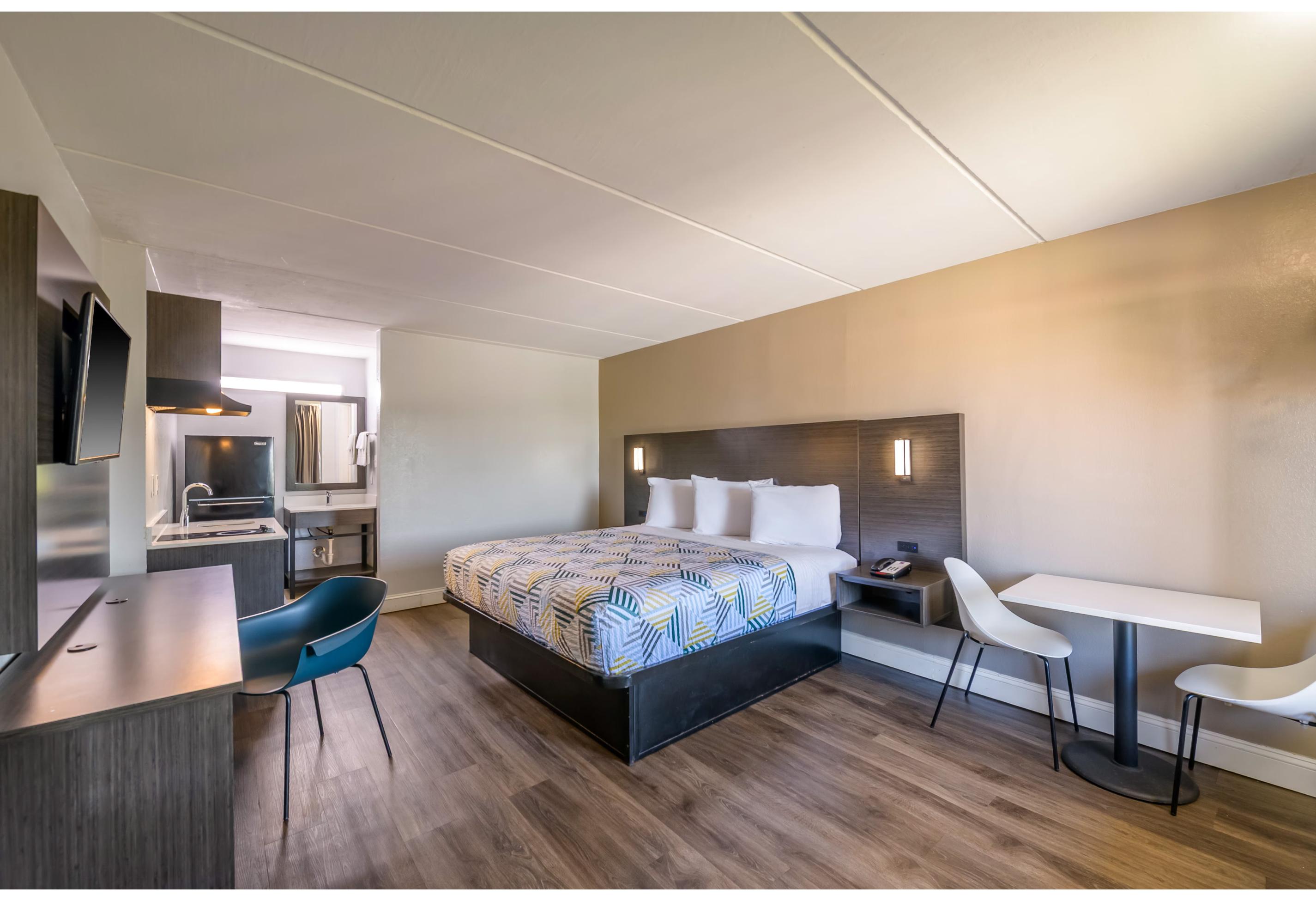 1 King Bed - Suite, Nsmk, Kitchen, Sofa-Bed