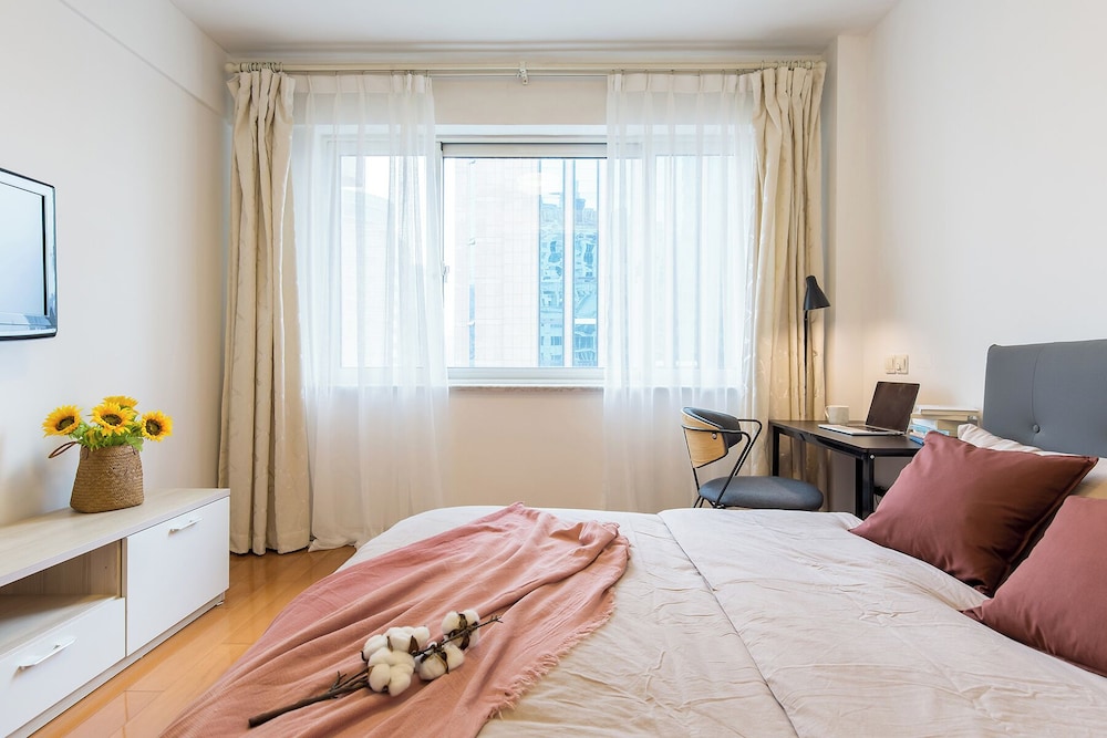 2 Bedrooms, Senior, Apartment, 2 Queen Beds, Kitchen، Book and Bed-People's Square 10/10