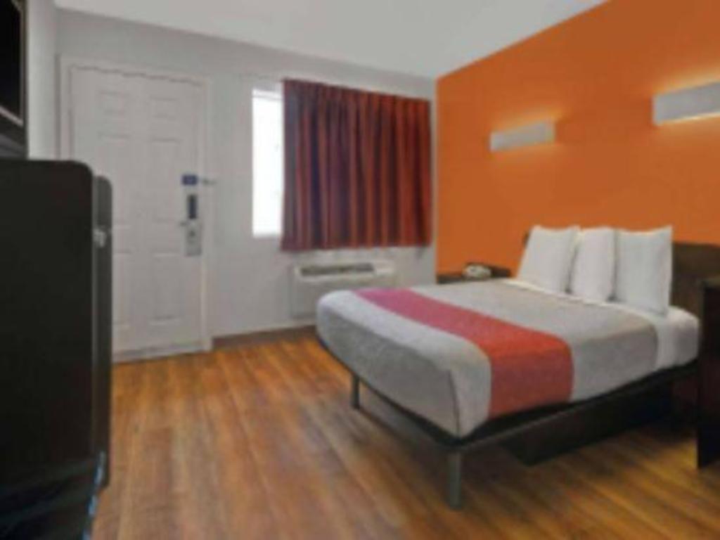 ROOM, QUEEN BED