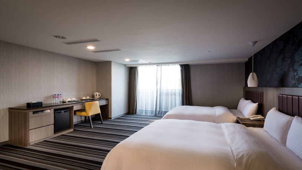 Zaw Jung Business Hotel 8/42