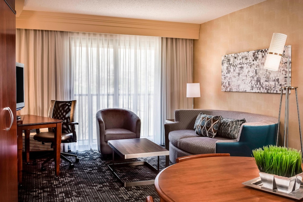 Courtyard by Marriott Kansas City Shawnee 40/71
