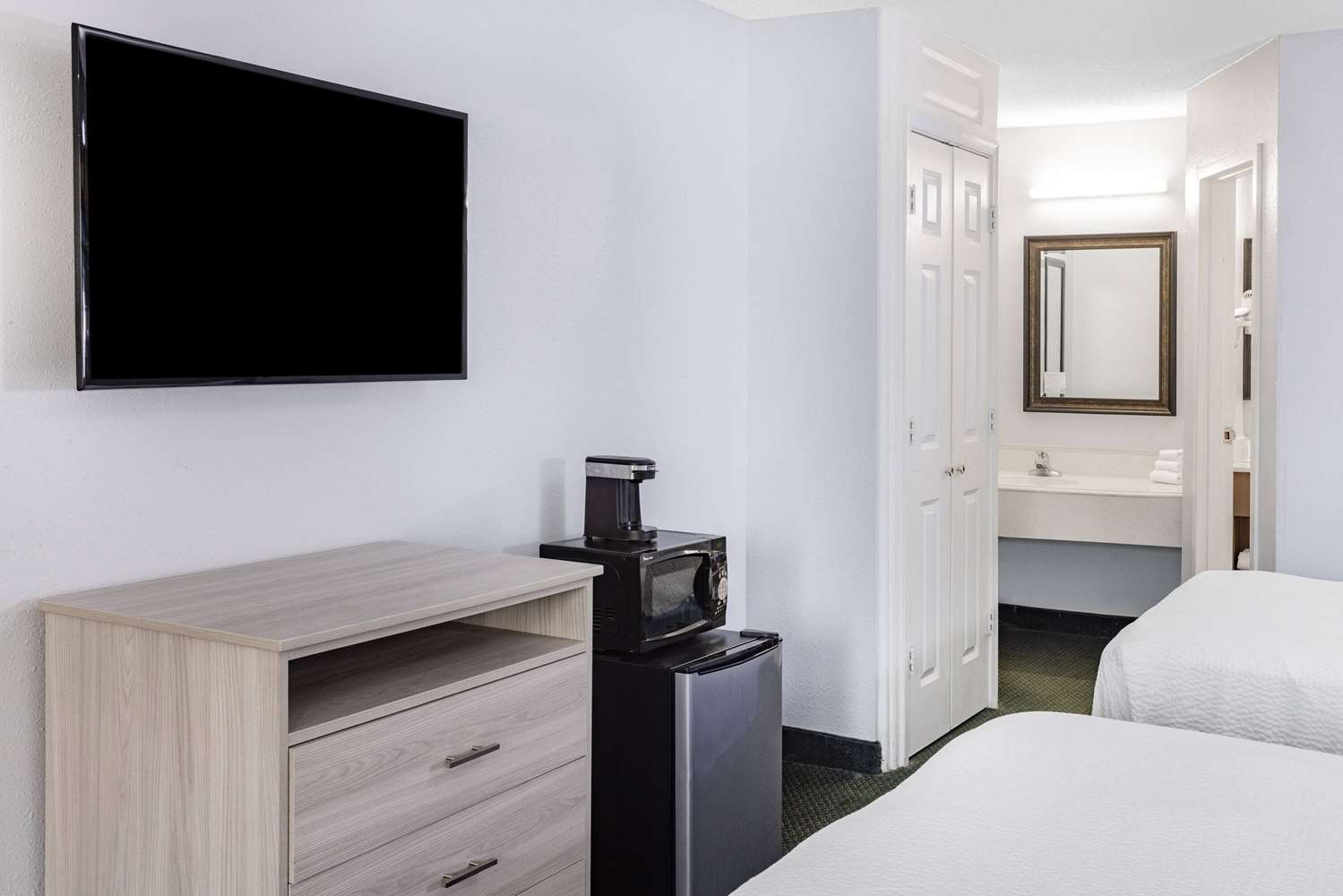 Days Inn & Suites by Wyndham Williamsburg Colonial 22/35