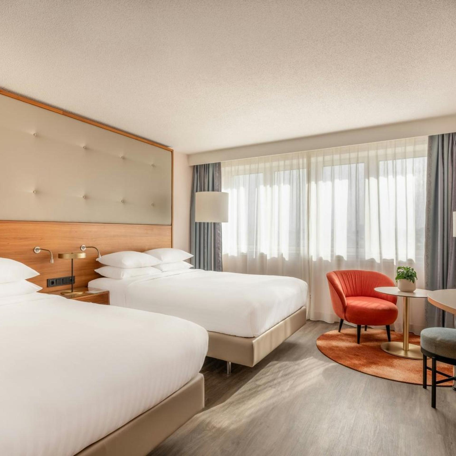 غرفة تنفيذية بسريرين مزدوجين مع دخول صالة النادي، Vienna Marriott Hotel 2/10