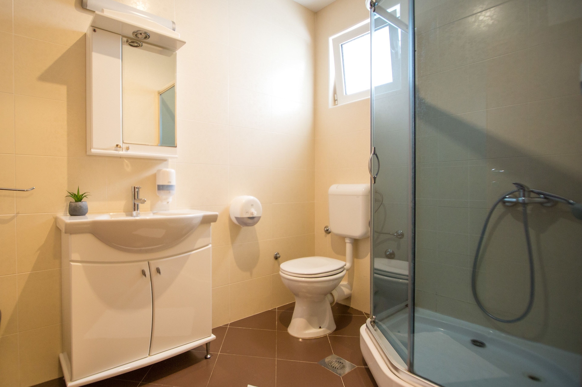 Comfort, Triple, 1 King and 1 Single Beds, Hill View 4/5