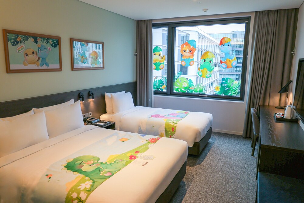 Royal, Family, Twin Beds, 1 Double and 1 Single Bed, Pool Access