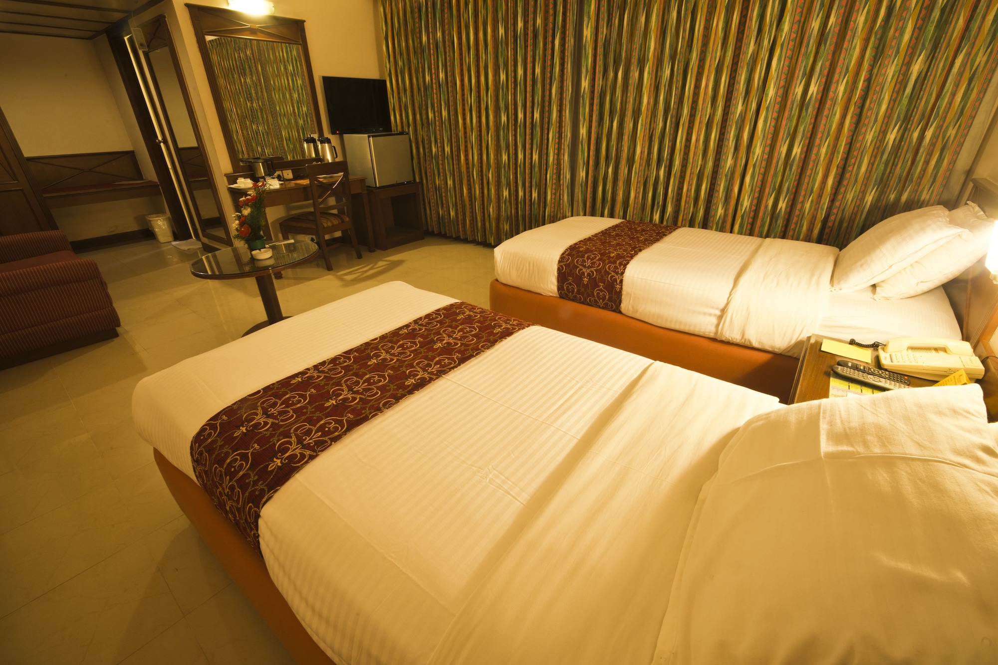 EXECUTIVE, QUEEN BED