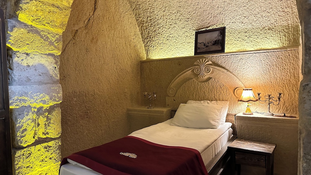 Under Cave Hotel 32/50