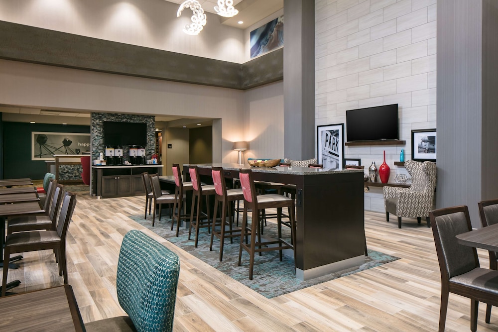 Hampton Inn Wichita Northwest 32/38