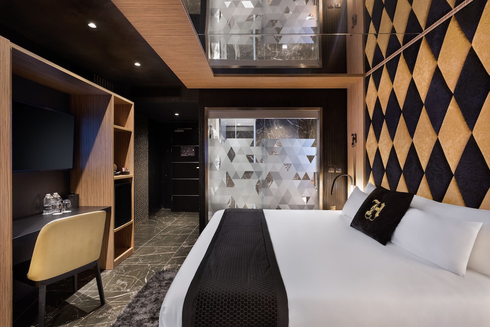H Hotel Adults Only 17/68