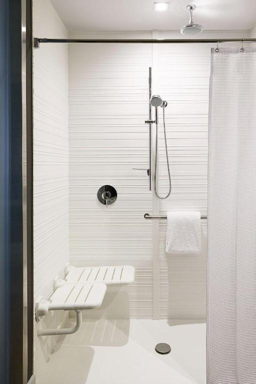 غرفة بسريرين كوين لذوي الإعاقة، AC Hotel by Marriott Miami Aventura 3/3