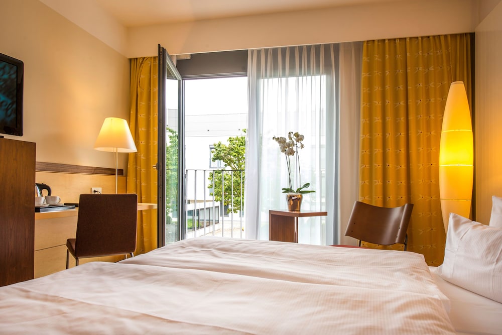 ROOM, KING BED