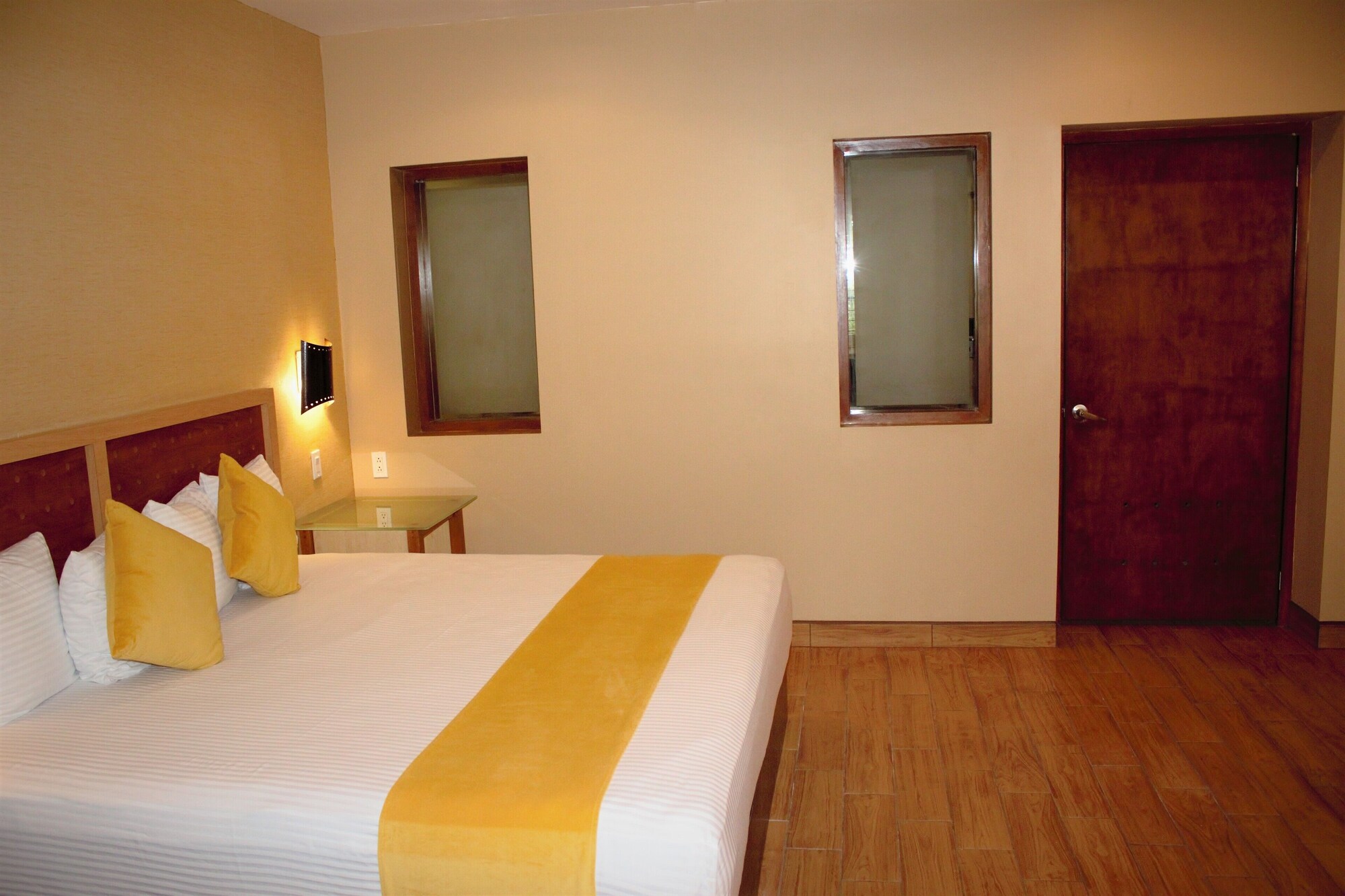 Colonial, King Bed