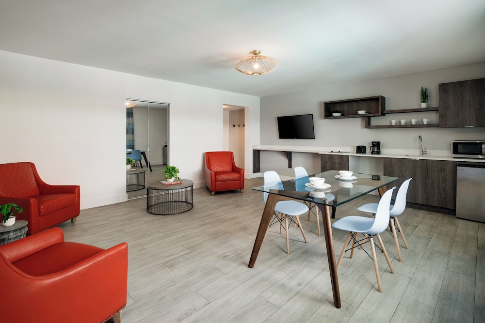 Waterside Hotel and Suites 68/86