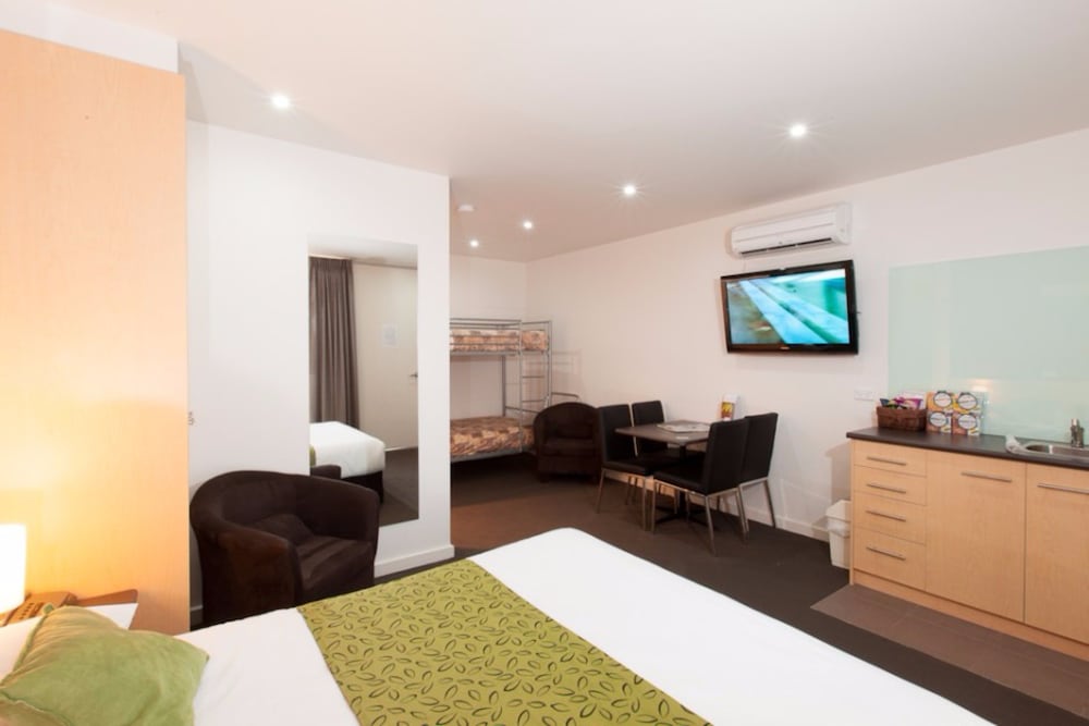 MANSFIELD MOTEL 24/41