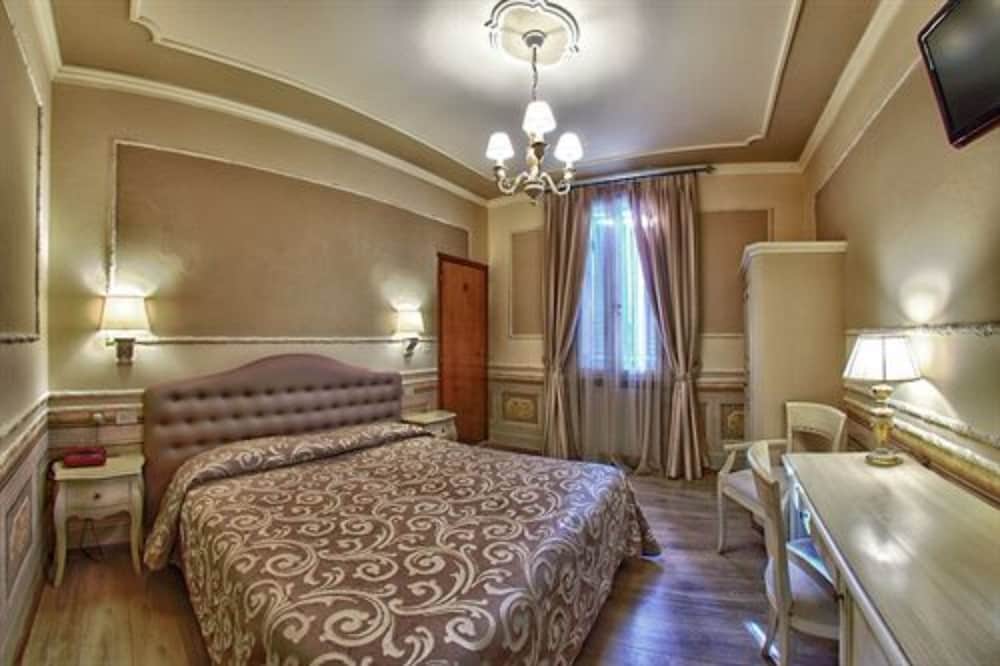 Hotel Pedrini 5/25