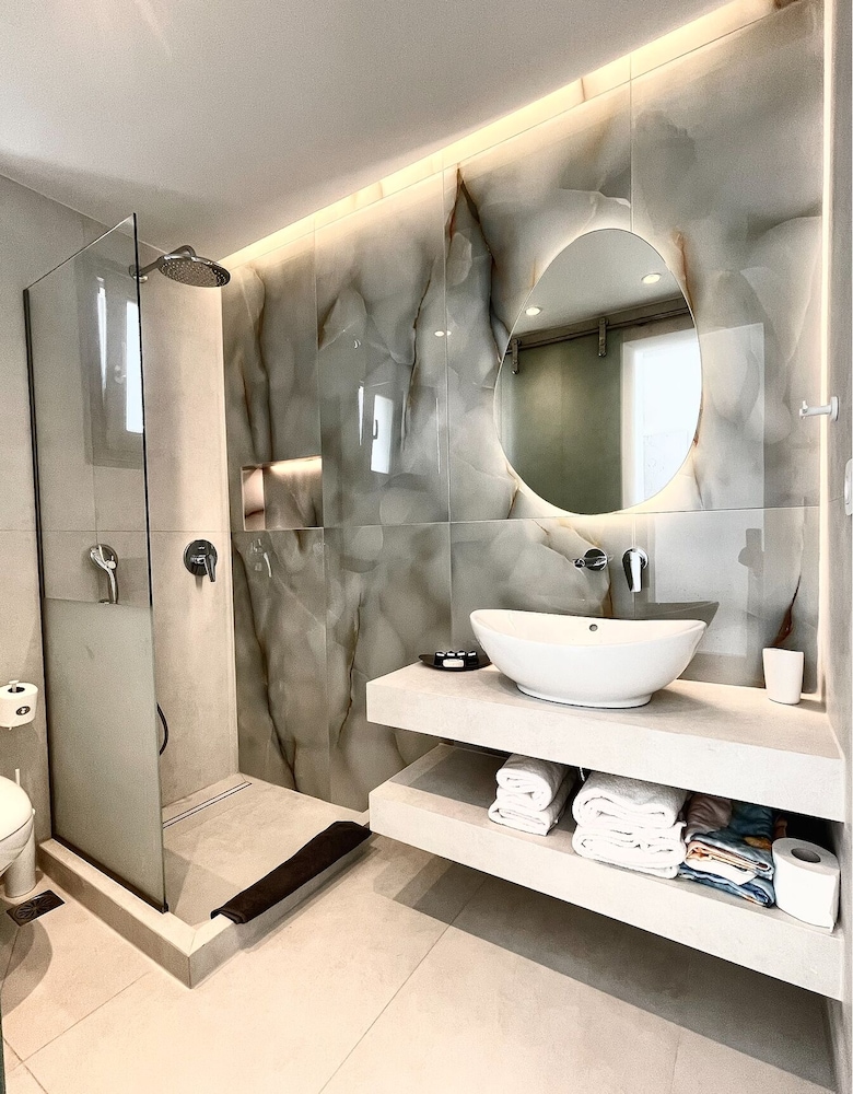 جناح شهر العسل بإطلالة على البحر بحوض جاكوزي، Lilly Residence Boutique Suites Adults Only 3/7