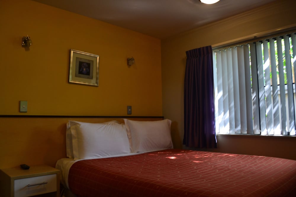 1 BEDROOM, SUITE, QUEEN BED, KITCHENETTE