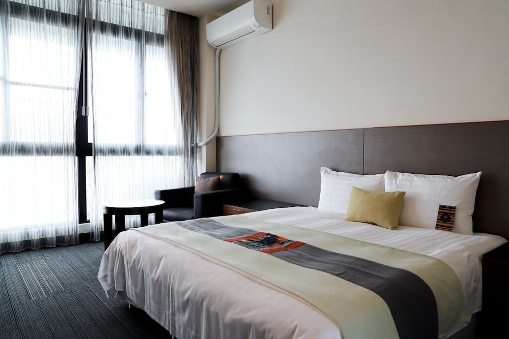 ROOM, QUEEN BED