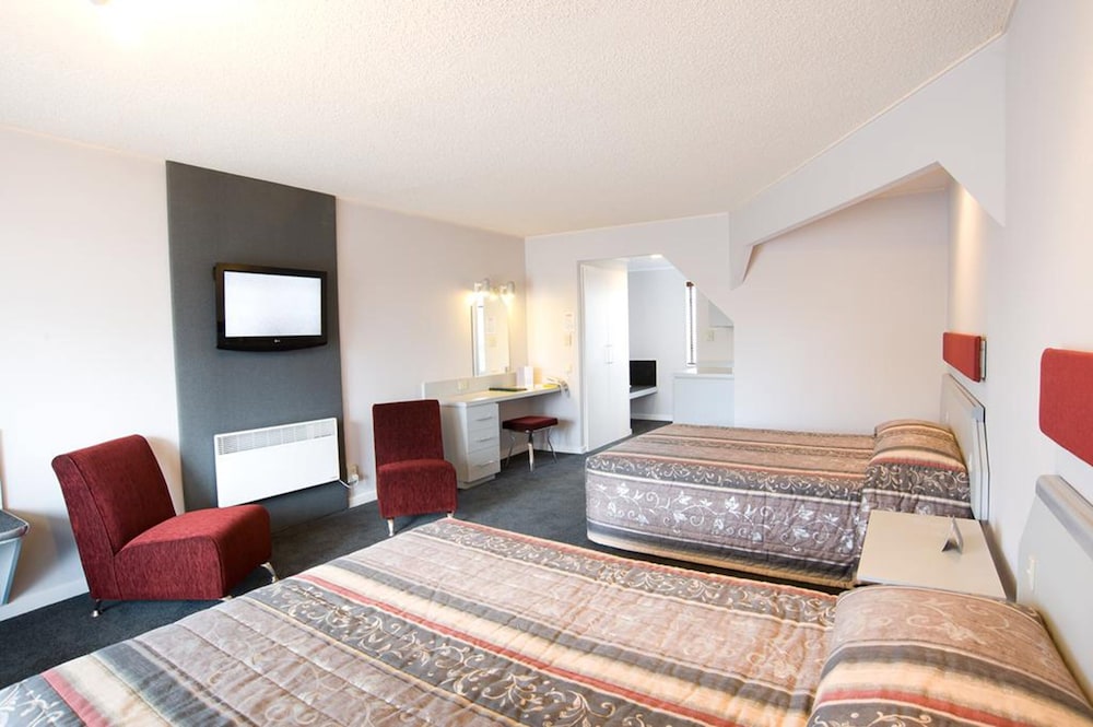 The Village Inn Hotel 24/38