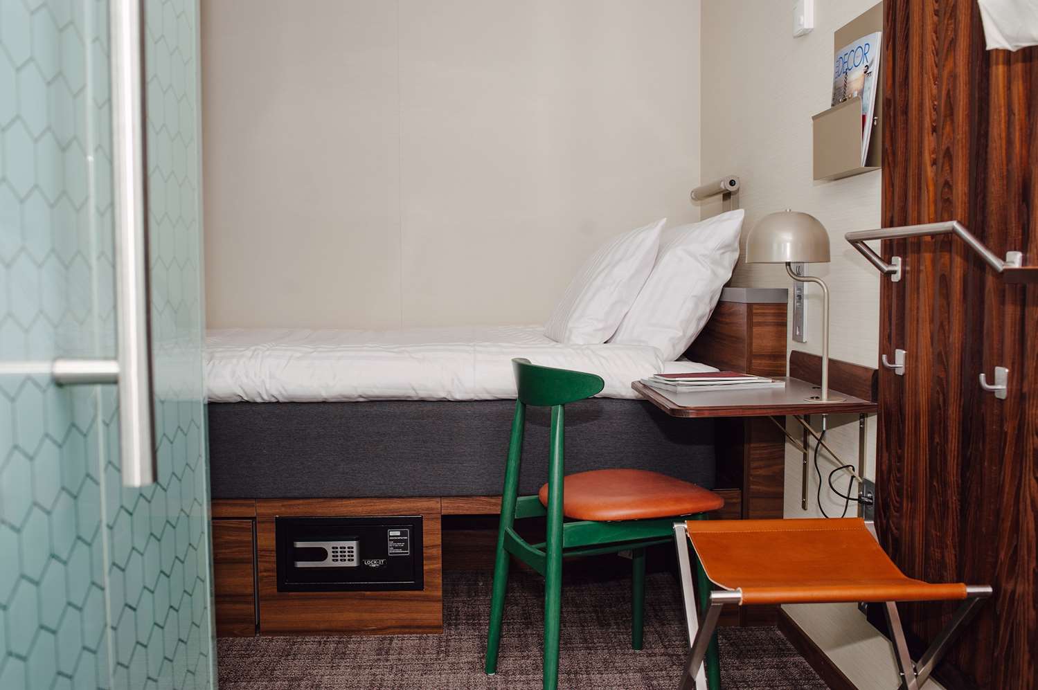Room, Single Bed, No Window