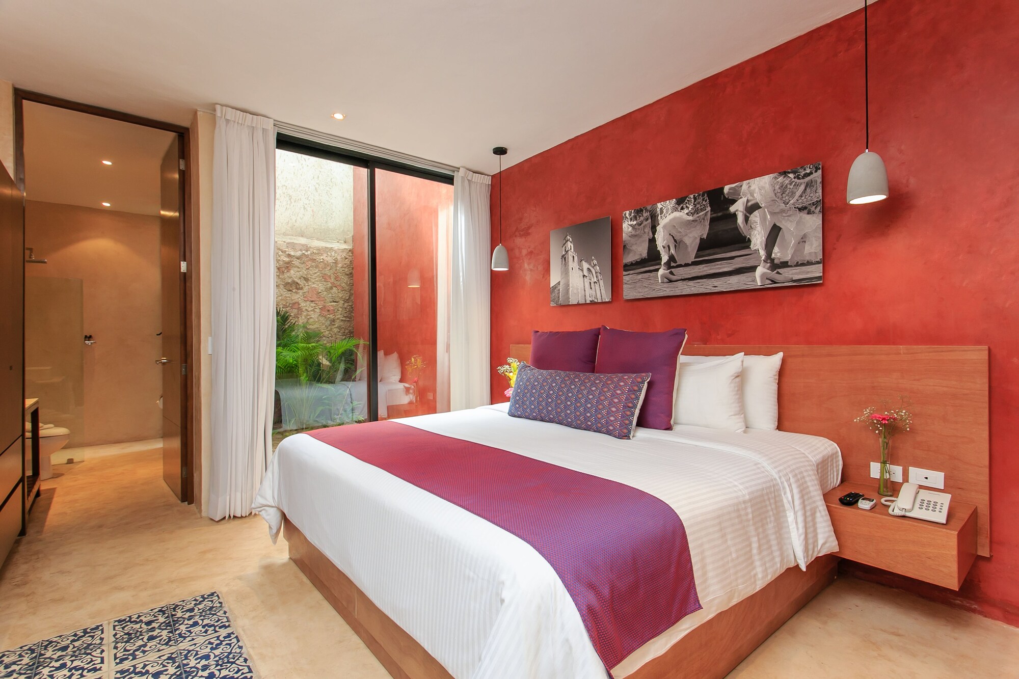 DELUXE, KING BED