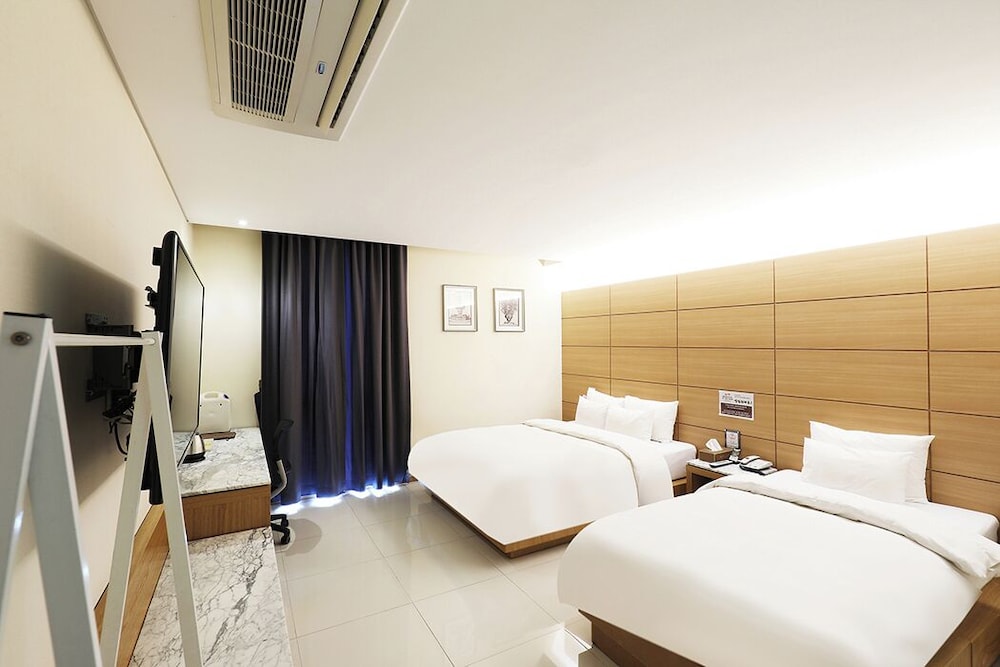 Standard, Twin Beds, 1 Double and 1 Single Bed
