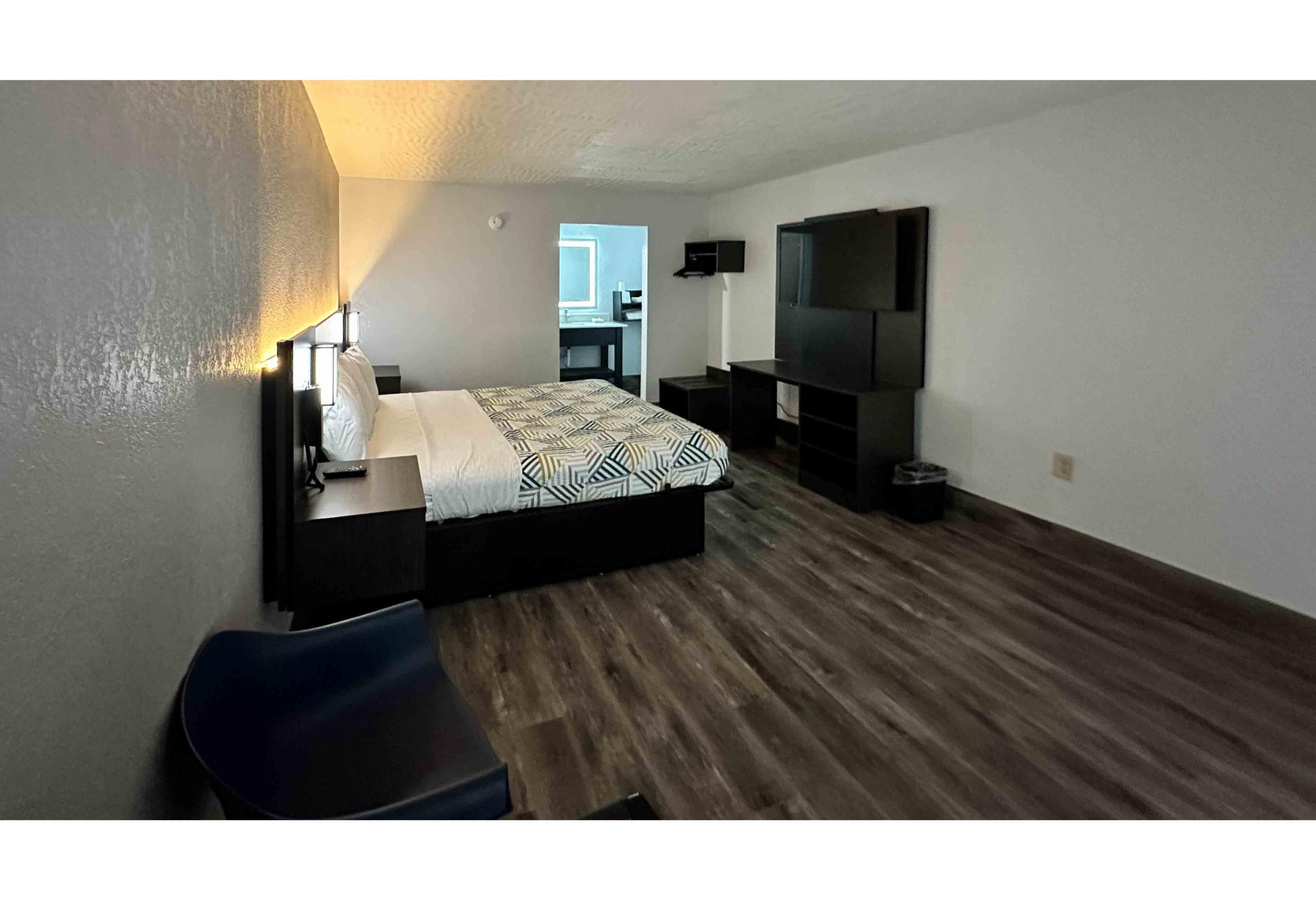 1 Queen Bed - Non-Smoking, Micfridge