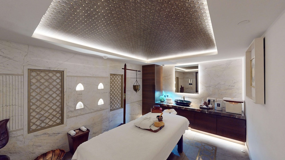 Radisson Blu Hotel & Suites GRT Chennai 23/50