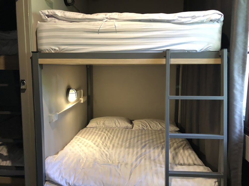 Merge Hostel 32/53