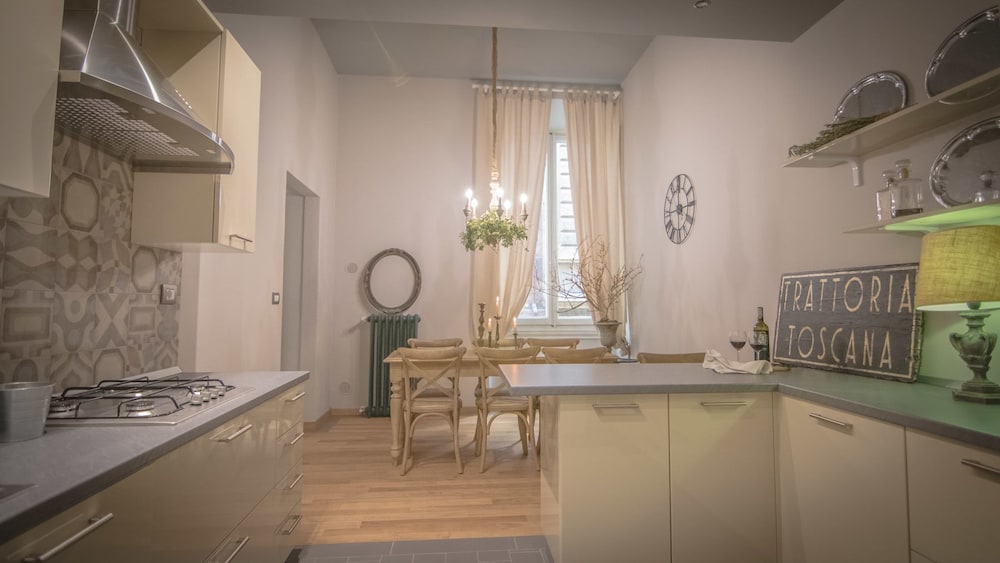 Breathtaking 4BD Apt 5min Walk to Duomo 14/33