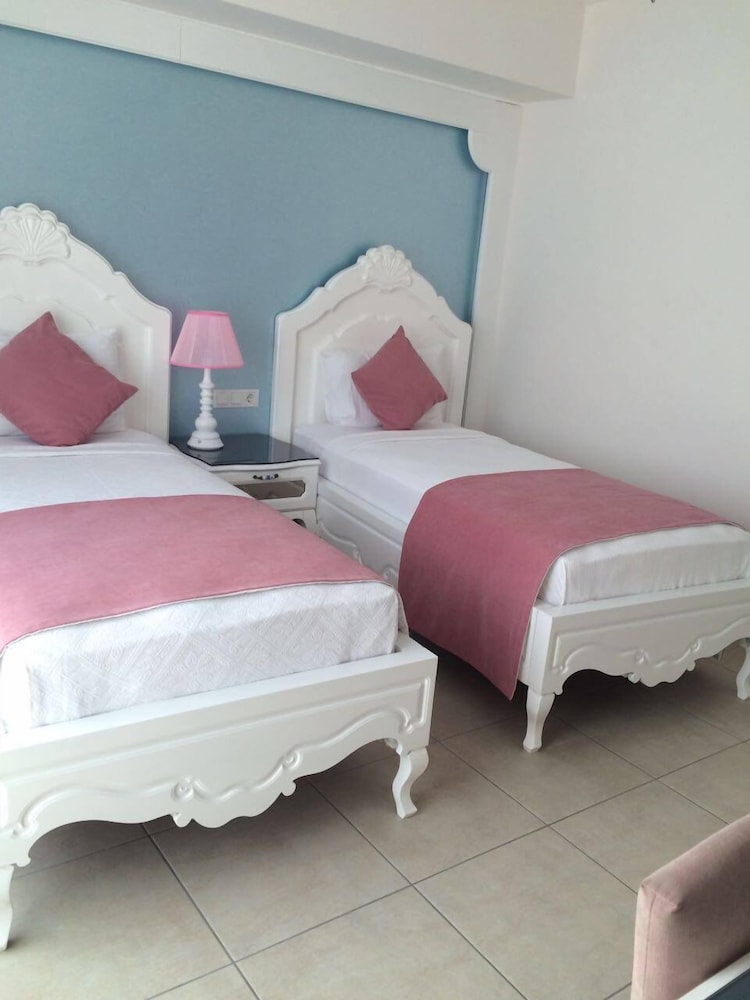 Montebello Deluxe Hotel 23/49