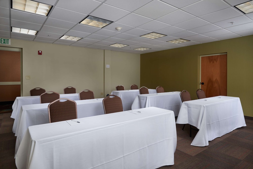 Hampton Inn & Suites Canton 42/54
