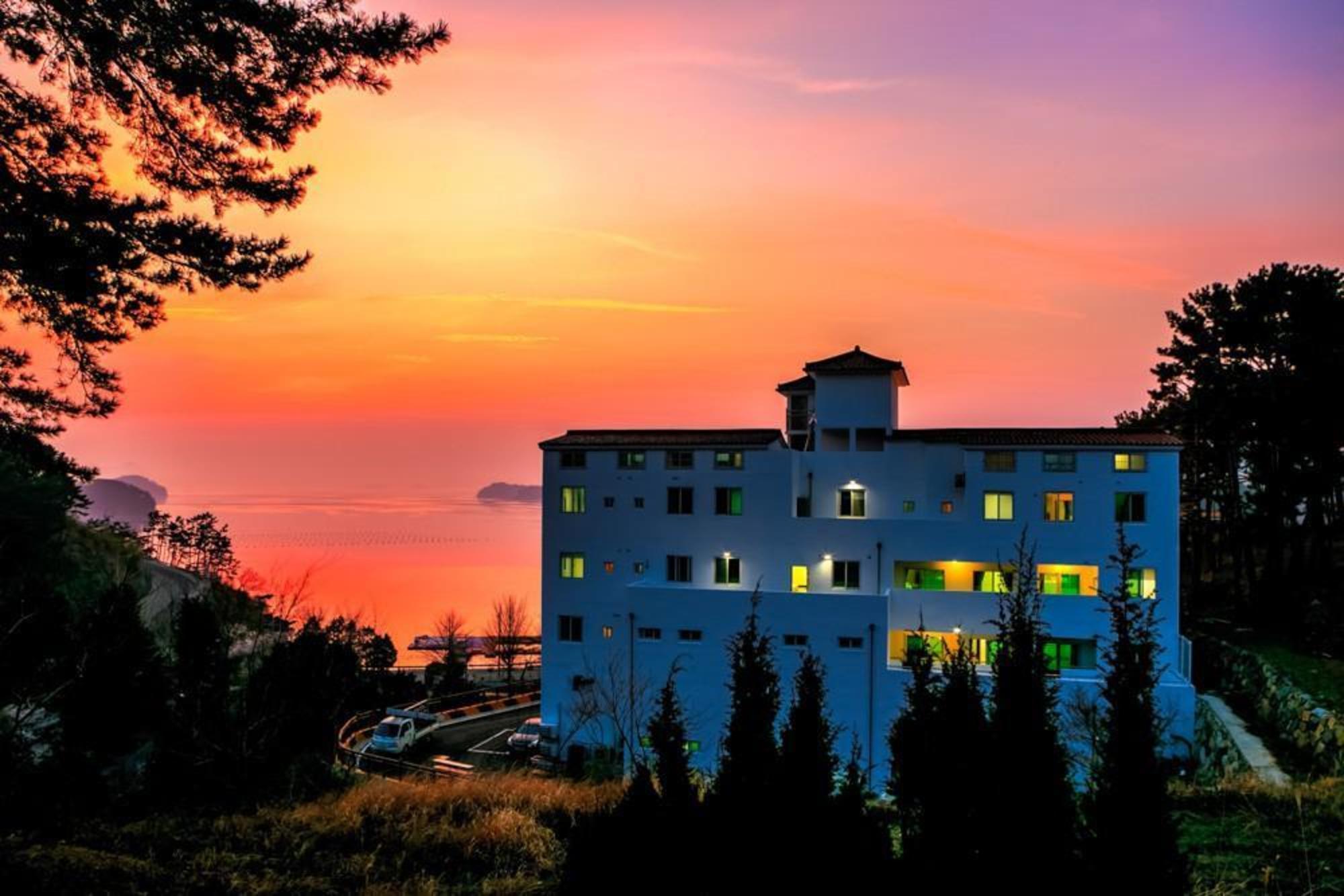 Tongyeong Beach Castle Hotel 1/54