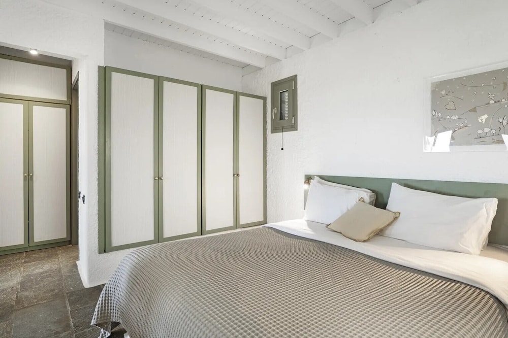 Open Plan, Bungalow, King and Twin Beds, Sea Front