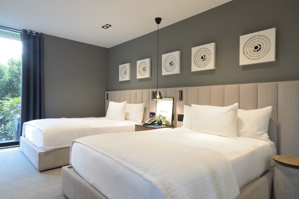 DELUXE, 2 DOUBLE BEDS