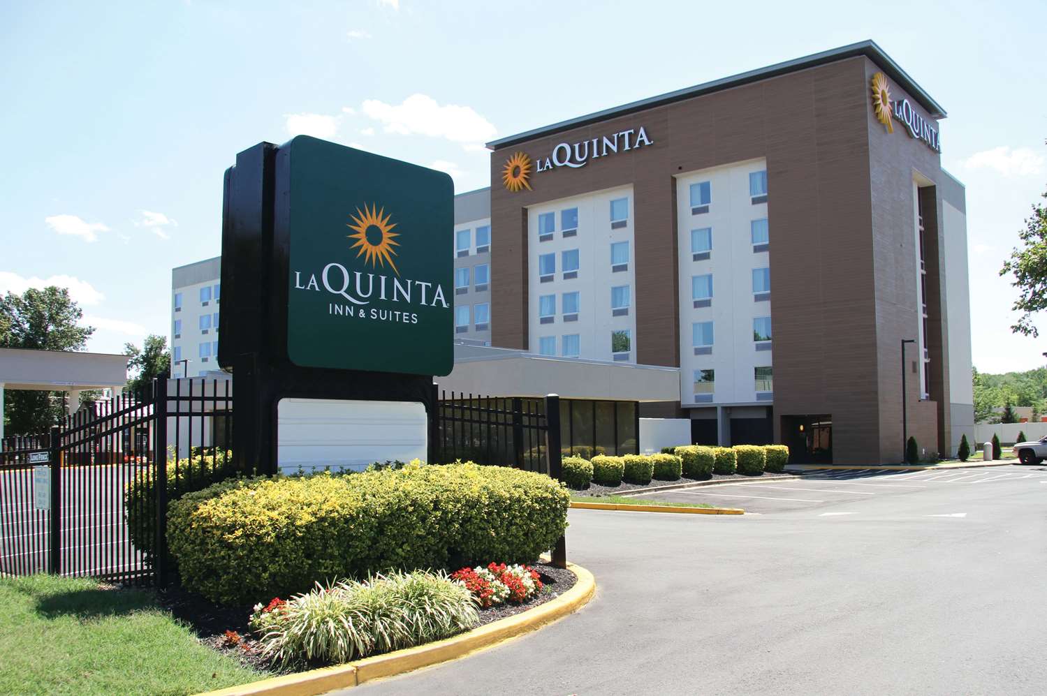La Quinta Inn & Suites by Wyndham DC Metro Capital Beltway 9/55