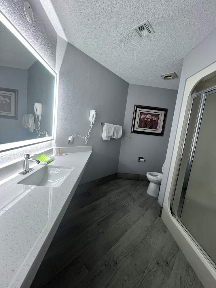 جناح تنفيذي بسرير كينج بحوض جاكوزي، Apple Tree Inn and Suites 10/10