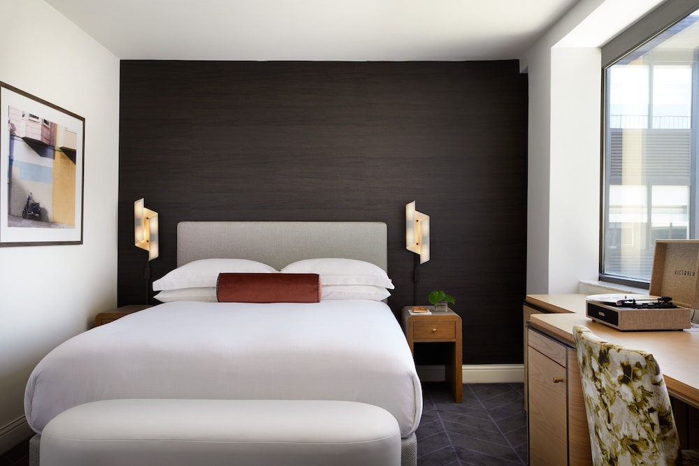 Essential, Queen Bed
