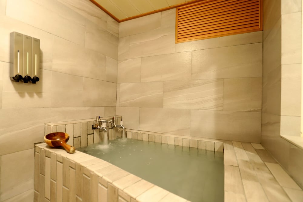 Phoenix Pavilion Hot Spring Hotel 53/65