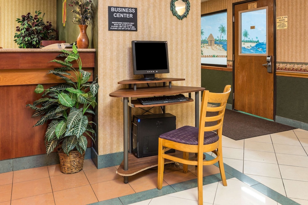 Super 8 By Wyndham Troy Il/St. Louis Area 10/15