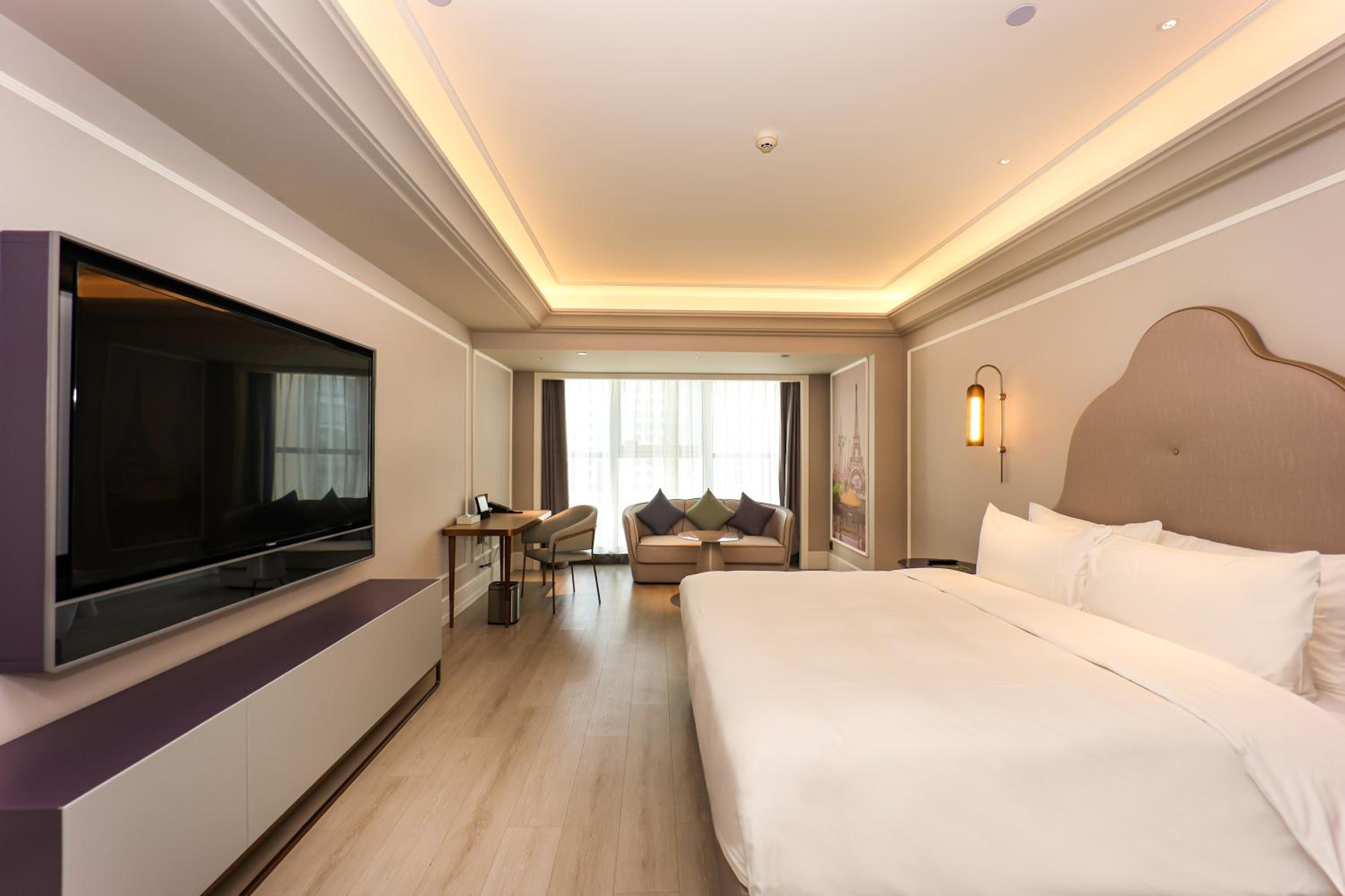 PRIVILEGE, KING BED